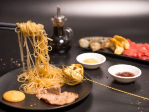 Fondue chinoise avec crevettes et raviolis chinois